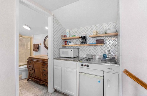 Corona Apartment | Enjoy a comfortable one-bedroom suite designed for extended stays in Corona. This private second-floor unit is ideal for traveling professionals, relocation guests, corporate housing, and insurance stays.