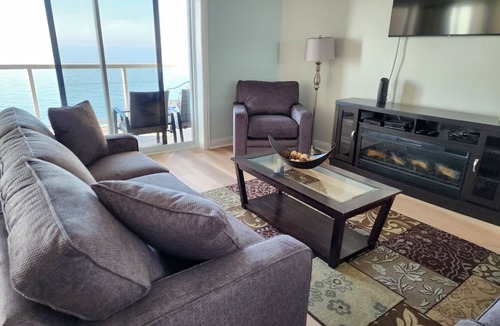 Geneva-on-the-Lake Condo | Enjoy sunsets @ spacious 3br/2ba lakefront condo #306-perfect for families