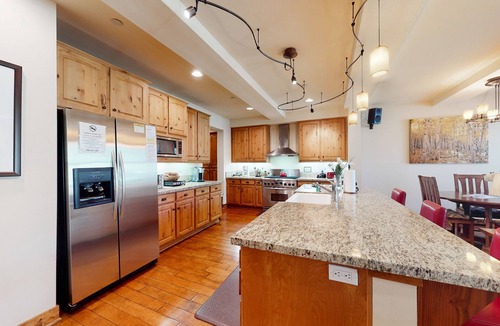 Mammoth Lakes Condo | Enjoy this Beautiful Lodge Near the Golf Course, Athletic Club, & the Slopes