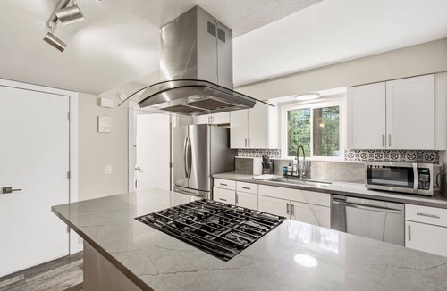 South Lake Tahoe House | Enzo's Cabin - Minutes from the Lake, Free Bus Route, Hiking Trails