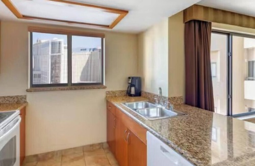 Las Vegas Condo | F1 Weekend 2026 - 2BR on the Harmon Straight - 19th Floor - Sleeps 6 - Nov 18-22