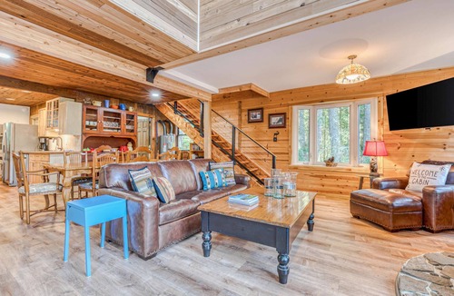 Zigzag House | Fantastic river cabin near Mount Hood with private hot tub, firepit & wood stove