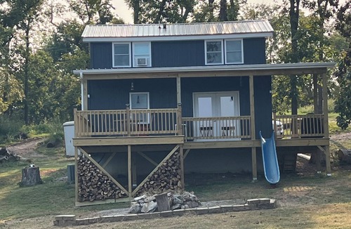 Deepwater House | Fireside Cabin – a cozy retreat at Truman Lake – relax and unwind! Pet friendly!