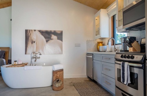 Paso Robles House | Gated Vineyard Ranch + Fire Pit | Paso Robles | Cocavin Carriage House