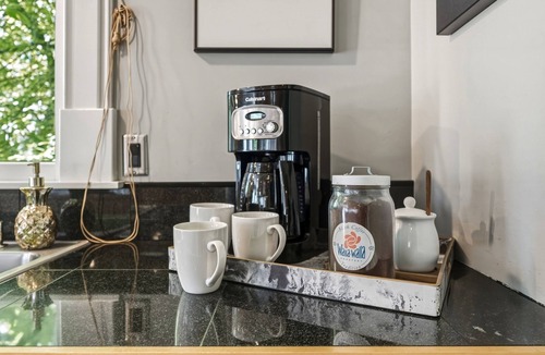 Walla Walla House | Gorgeous 1902 Craftsman-EV Charger-Lush Grounds-Walk to Main Street-Dogs OK