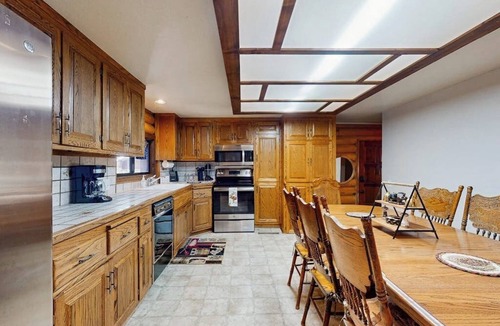 Twin Peaks Cabin | Grand Mountain Retreat w/Piano, Fast WiFi, Fireplace, Private Deck