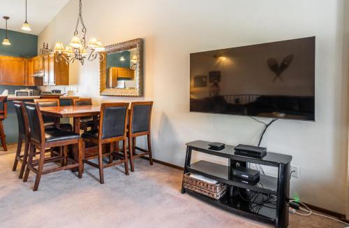 Mammoth Lakes House | Helios S.#5 -Pet Friendly 2 Bedrm 3 bathrm Townhm, Just a short walk to Gondola