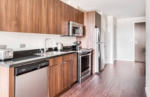 The Villas Apartment | Hip Santana Row Studio w/ Pool & Gym, 10 mins to Google, by Blueground