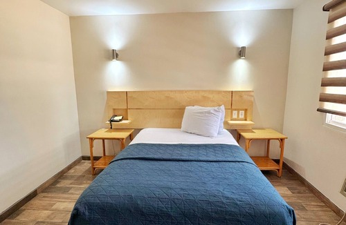 Avenida Revolucion Hotel | Hotel Paris