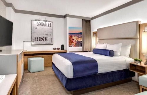 Gateway District House | In “Entertainment Capital of the World!” 2 Pools, Casino, Close to Mob Museum