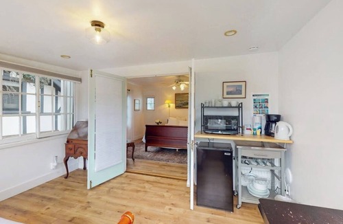 East Beach Apartment | Intimate retreat 1 block to beach with Cal king bed & bonus sleeping room