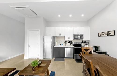 Downtown Cincinnati Apartment | King Bed, Downtown Steps from Bengals & Reds, Minutes to OTR, TQL, HardRock
