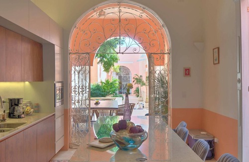 Centro House | La Casa de los Platos in the Historic Center, surrounded by stores and culture.