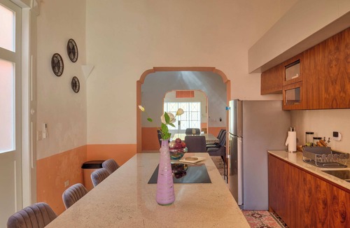 Centro House | La Casa de los Platos in the Historic Center, surrounded by stores and culture.