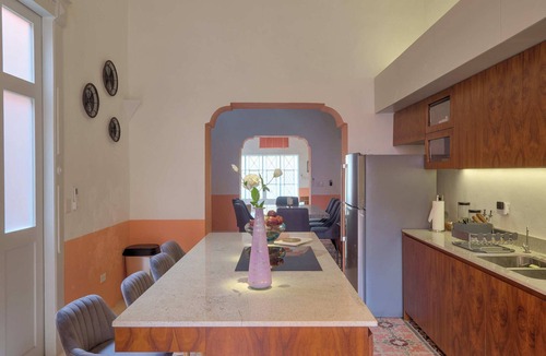 Centro House | La Casa de los Platos in the Historic Center, surrounded by stores and culture.