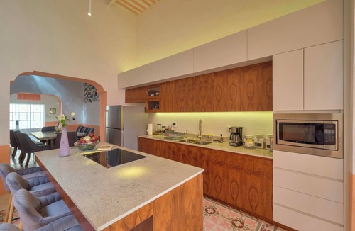 Centro House | La Casa de los Platos in the Historic Center, surrounded by stores and culture.