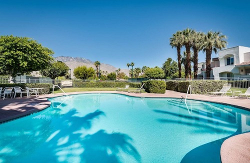 Palm Springs Condo | La Palme Stylish Condo. Walk from the Airport.