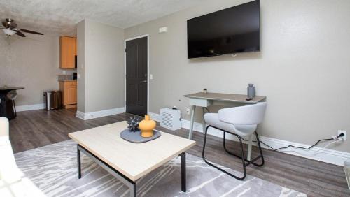 Temecula Apartment | Landing Modern Apartment with Amazing Amenities (ID8118X32)