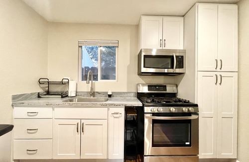 Willow Glen House | Large New Modern Guest House + Laundry + Garden