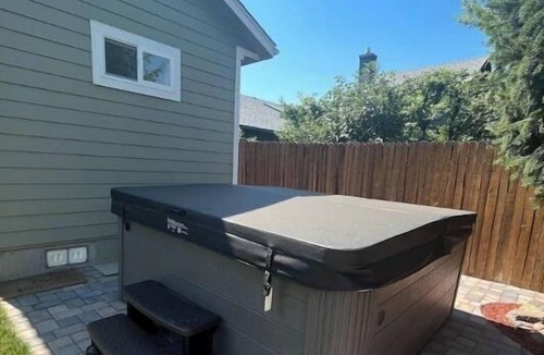 Redmond House | Light, bright & clean, studio guest suite with private entrance and hot tub!