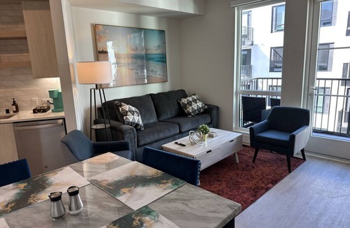 Downtown Long Beach Apartment | LUX Walk Conv Ctr Wi-Fi Free Park EV Pool Gym J