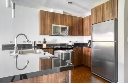 The Villas Apartment | Luxe Santana Row 1BR w/Pool & Gym, 10 mins to Google, by Blueground