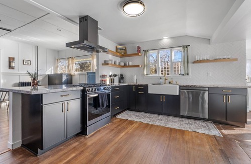 Prescott House | LuxHistoric Retreat, Whiskey Room, Mins to DT