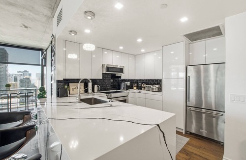 Smart Corner Condo | Luxurious 1BR/1 Full Office with Amazing Downtown & City Light Views