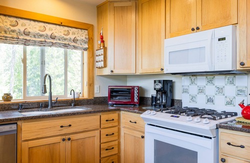 Crescent Ski Chalet | Luxurious Chalet Retreat: Breathtaking Views, Hot Tub, BBQ, and Fireside Comfort
