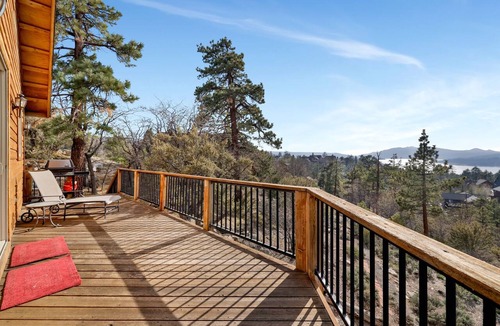 Castle Glen Estates Cabin | Luxury 3BR/3BA Castle Glen Chalet: Large Sun Deck, Gas BBQ & Private Yard