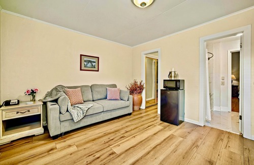 Northeast Carmel House | Luxury Carmel Suite Walk 25 min walk Carmel Beach 109