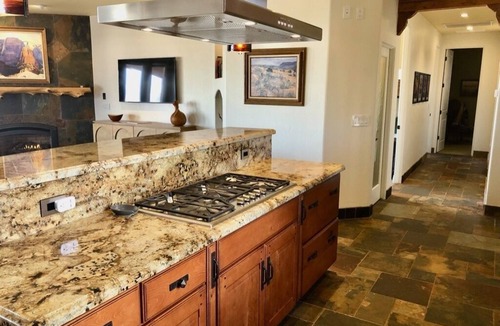 Greenehaven House | Luxury Near Lake Powell & Antelope Canyon: Hot Tub, Views & EV Charger