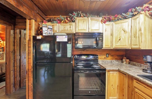 Union Furnace Cabin | Luxury Secluded Lodge with a View | Hot Tub Games