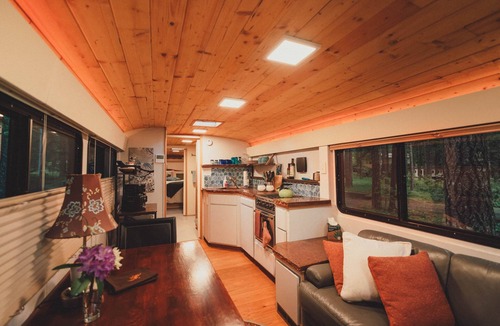 Sunny Valley House | Madrone Hideout-Artist Bus Retreat at Azalea Grove Getaway