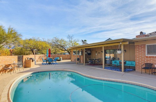 Casas Adobes Estates House | Main House + Casita: Peaceful Tucson Retreat!