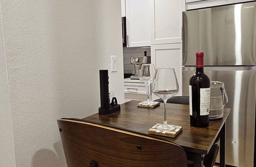 Woodland Hills Apartment | Modern 1-Bedroom Retreat – Fully Furnished, Prime Location!