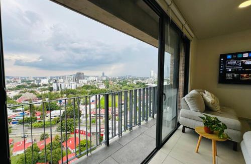 Financial District Apartment | Modern 2BR Condo in Providencia, City Views, Pool & Gym