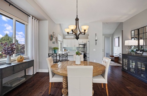 Redmond House | Modern and Light! EV Charger, Pet Friendly, Community Hot Tub & Pool, Lakeside Sports Center, AC