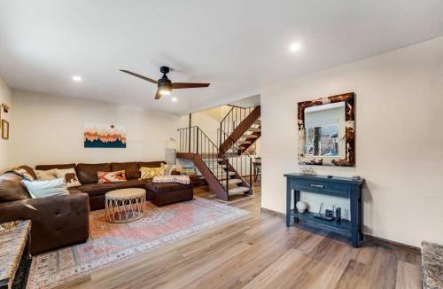 Lake Forest House | Modern home with shared hot tub pool sauna tennis & fireplace & W&D