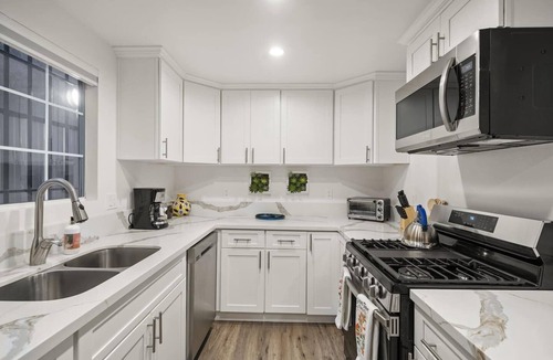 Los Angeles House | Modern LA Retreat Sleeps 10 Near SoFi & DTLA