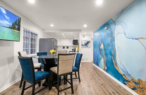 Los Angeles House | Modern LA Retreat Sleeps 10 Near SoFi & DTLA