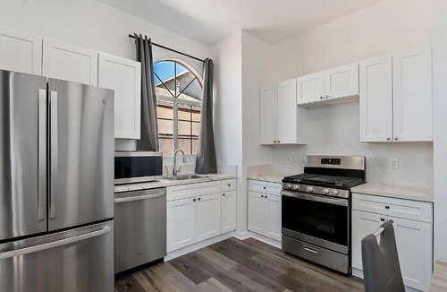 NoHo Arts District Apartment | Modern loft close to Universal studio and Hollywood for 8
