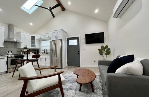 Los Angeles Apartment | Modern Studio minutes to downtown LA