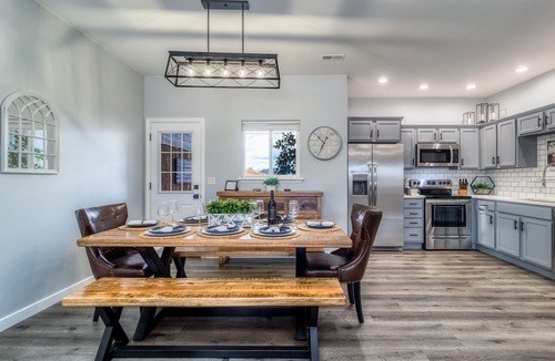College Place House | Modern WW Valley Retreat- EV Charger, BBQ, Near WWU & Wineries, Large Backyard