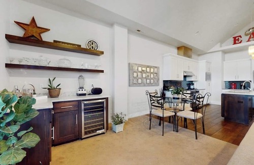 Southern Crossing House | Modernist Mountain View Retreat in Old Mill! Hot Tub! Pool Table!