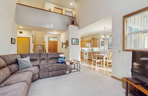 Welches House | Mountain condo with pool tabl & private hot tub - great for golfers, skiers & hikers
