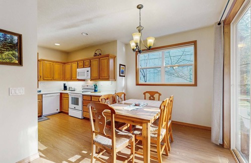 Welches House | Mountain condo with pool tabl & private hot tub - great for golfers, skiers & hikers