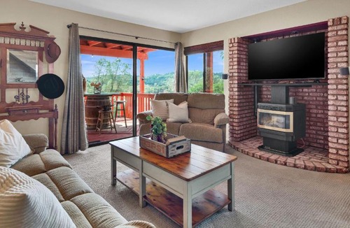Oak Shores House | Naci Lakeview Retreat by AvantStay