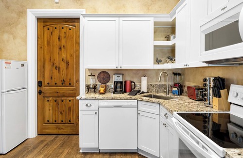 Temecula House | New-Build Temecula Villa with King Suite, Patio & Vineyard Views | The Villa