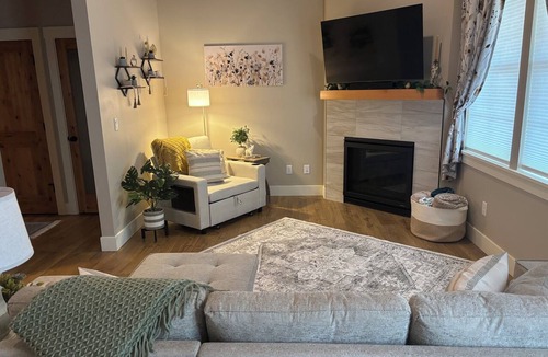 Blue River House | NEW Charming 2-bedroom house right across from McKenzie River